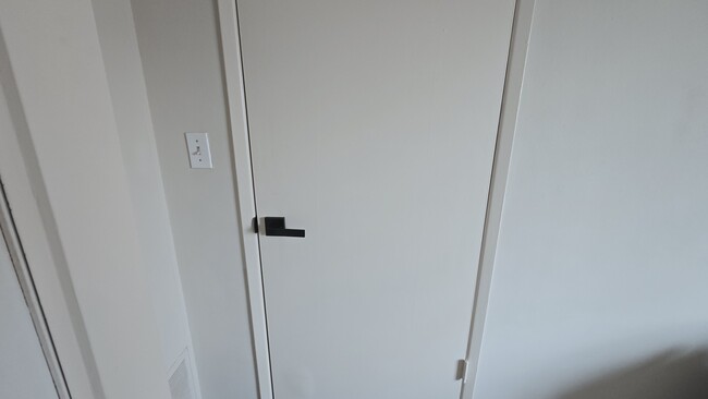 Building Photo - 526 S St Andrews Pl
