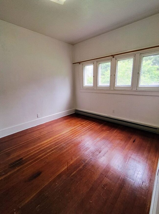 Building Photo - Adorable 3 Bedroom 1 Bath Cape Cod Home