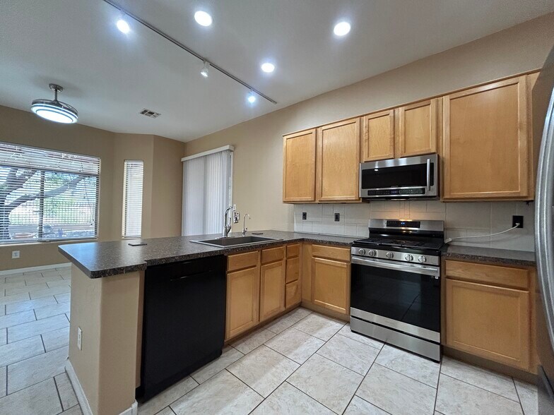 Building Photo - 2041 E Fawn Dr
