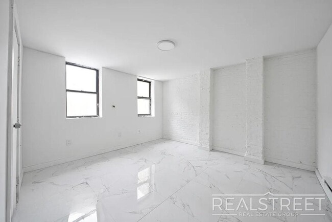 Building Photo - Massive 4BD/4BA Duplex with Office & Priva...