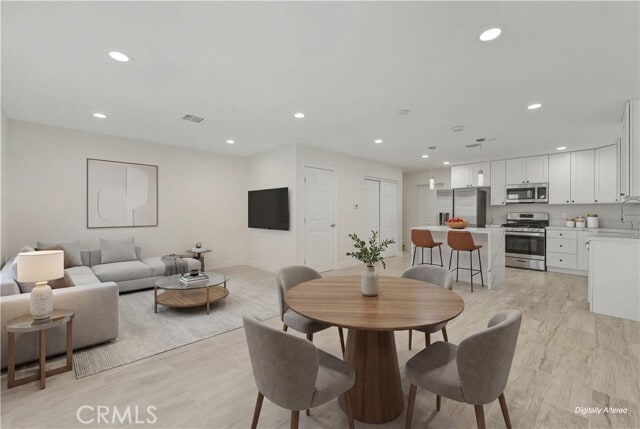 Building Photo - 1916 Cedar Ave