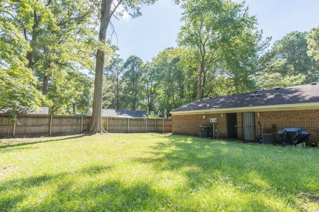 Building Photo - MOVE IN READY Apartment near College Drive...