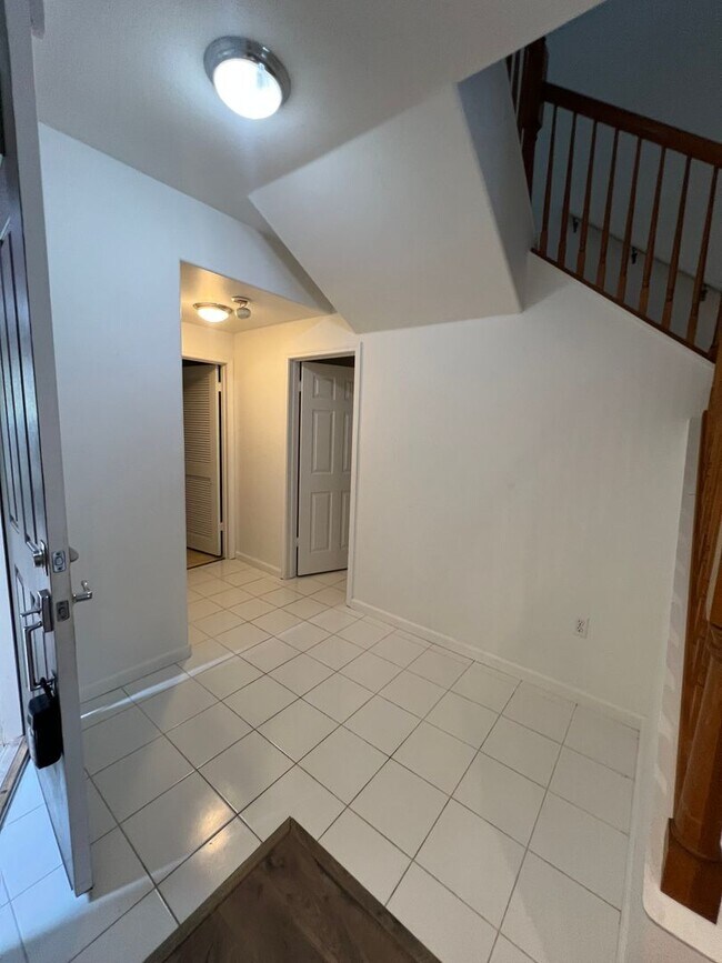 Building Photo - 2 Bedroom / 2.5 Bath Condo with 1 car gara...
