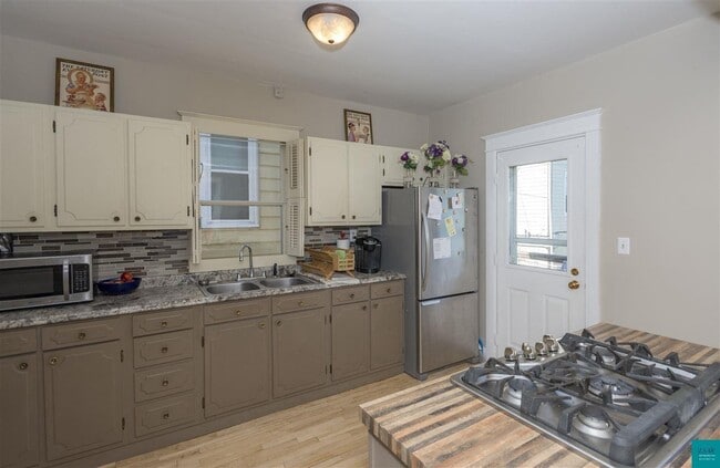 Building Photo - AVAILABLE JUNE - Charming 3 Bed, 1 Bath Home in East hillside!