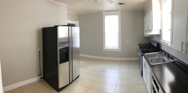Building Photo - 2 bed/1 bath, 900 sq ft home!