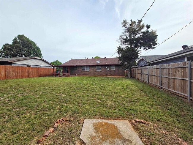 Building Photo - 13917 N Everest Ave