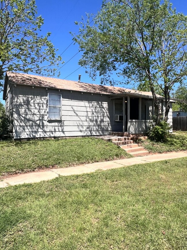Primary Photo - 2 Bedroom 1 Bath - Complete Interior Renov...