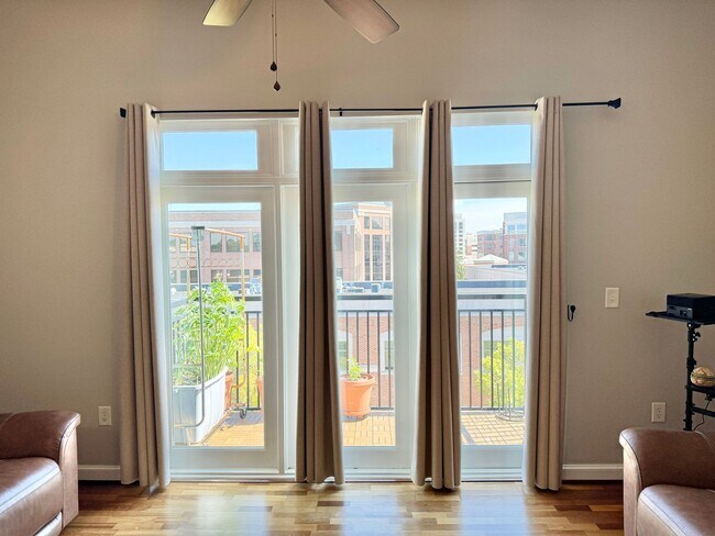 Building Photo - NEWPORT NEWS - STUNNING APARTMENT IN  THE ...