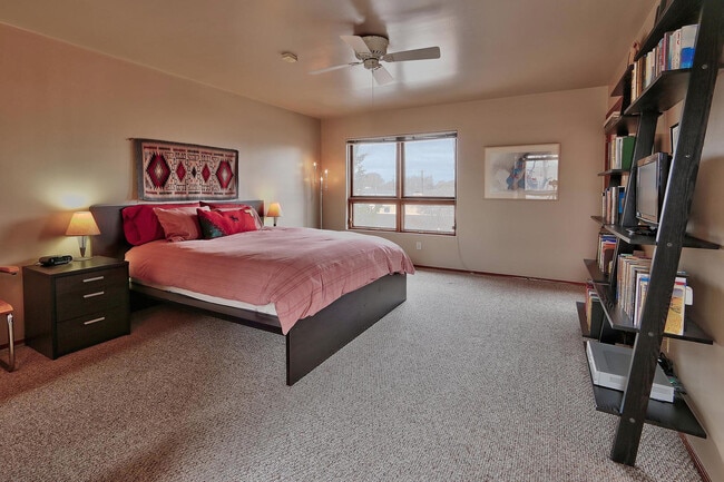 Building Photo - OLD TOWN AMAZING 2 Bedroom 2/BA 1.5/BA 2/Story 1475/SF Townhouse