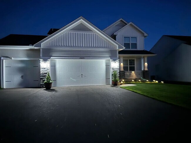 Building Photo - 4 bed house available in otsego!