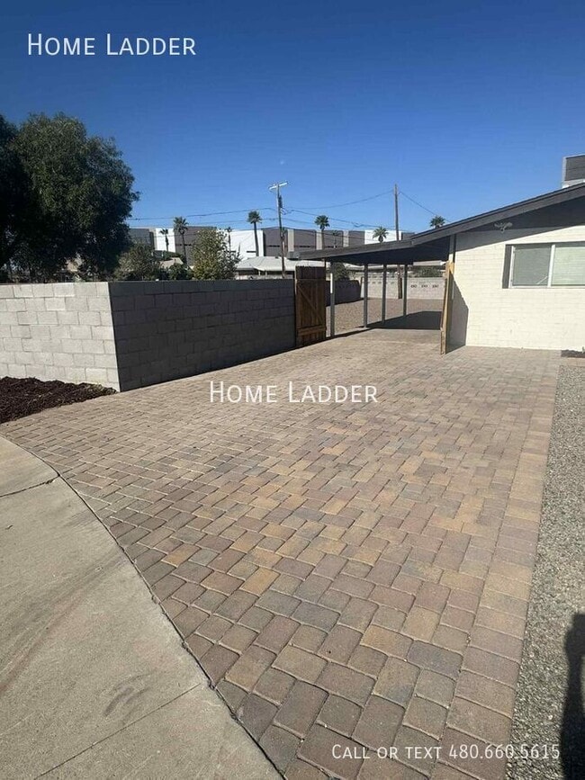 Building Photo - 842 N Las Palmas Dr