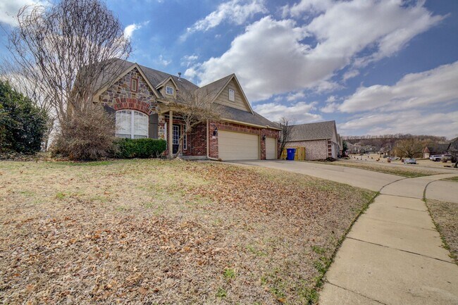 Building Photo - 5 Bed | 2.5 Baths | Broken Arrow