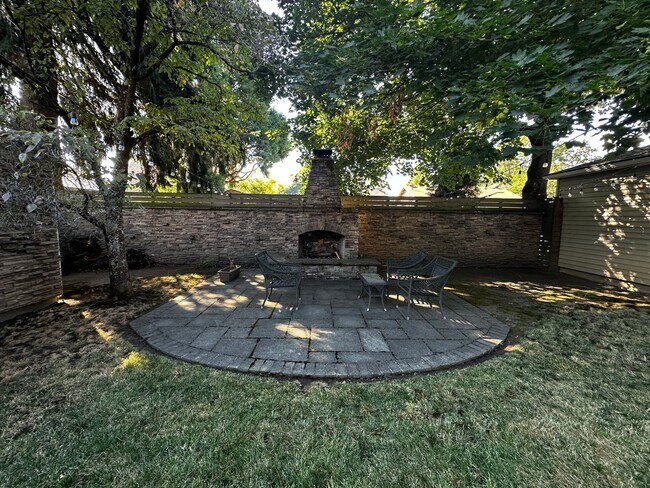 Building Photo - WestMoreland Gem! Portland Original, Huge deck, great backyard pets ok!