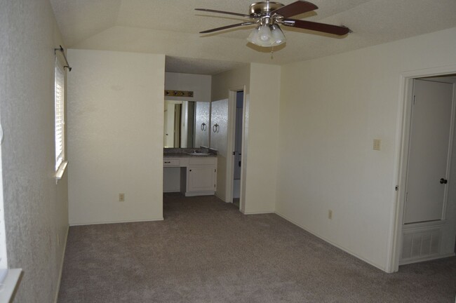 Building Photo - 3 Bedroom Townhome for Lease