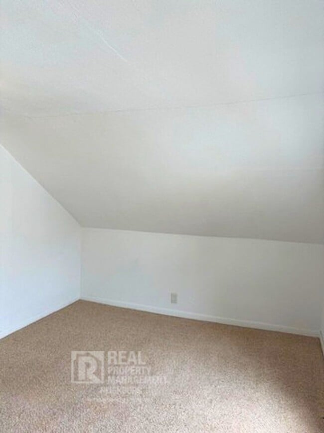 Building Photo - Welcome to Spacious 4 Bedroom, 1 Bathroom Holland Home