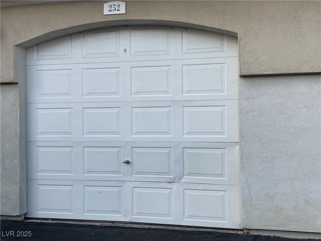 Building Photo - 1420 Red Crest Ln