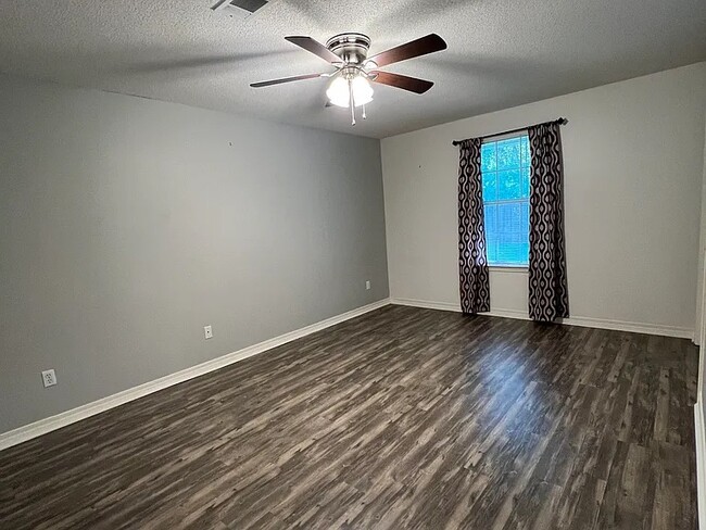 Building Photo - 1424 Roebling Tr