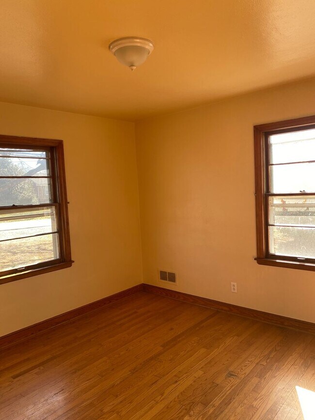 Building Photo - 3 Bedroom, 1 Bath Ranch In Roanoke County