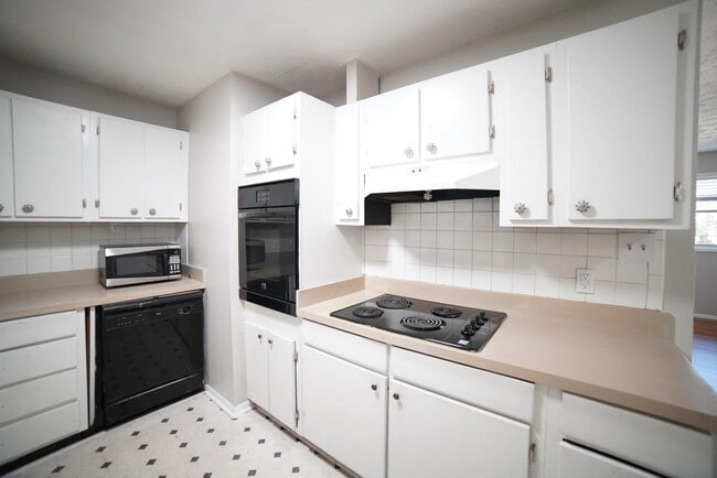 Building Photo - 318 Meadowbrook Ln