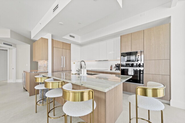 Building Photo - 3100 N Ocean Dr