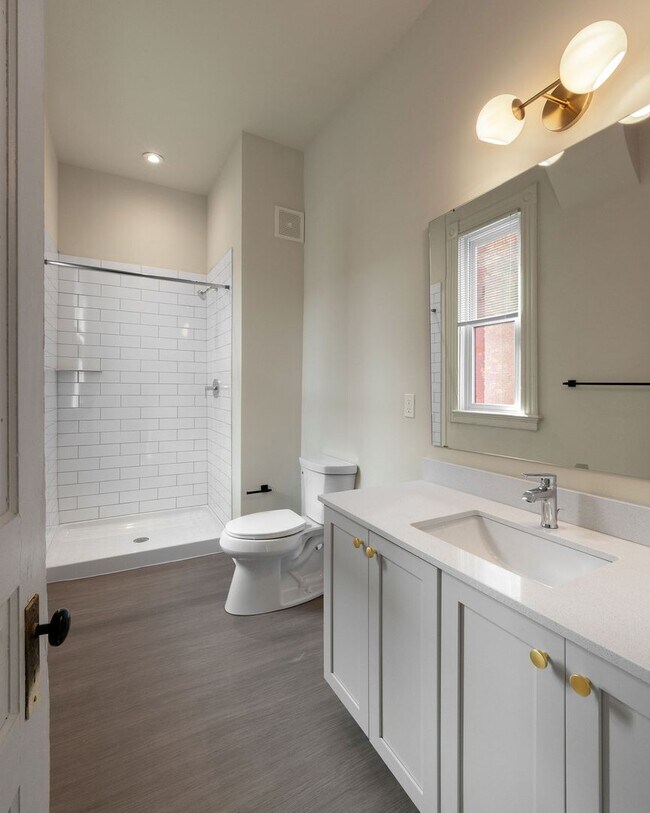 Building Photo - Large One Bedroom