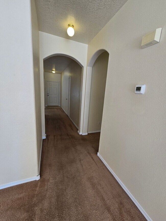 Building Photo - 4 bed, 2 bath home in Northern Meadows