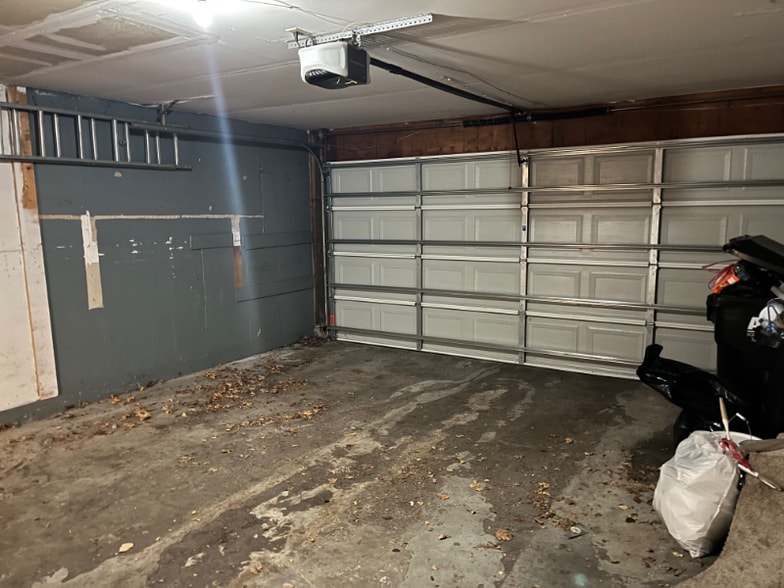 Building Photo - 11252 Robinson Dr