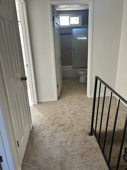 upstairs main bathroom - 1895 Landana Dr
