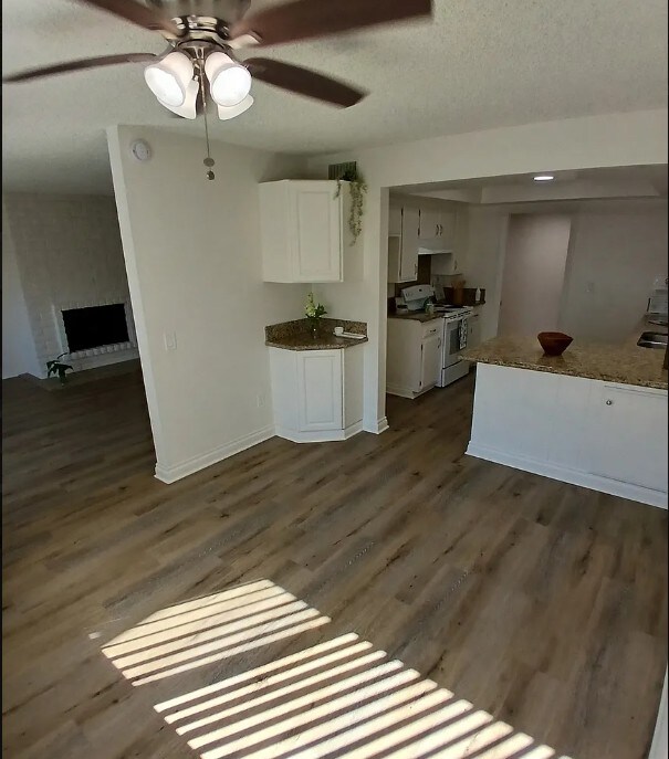 Building Photo - 813 Amigos Way