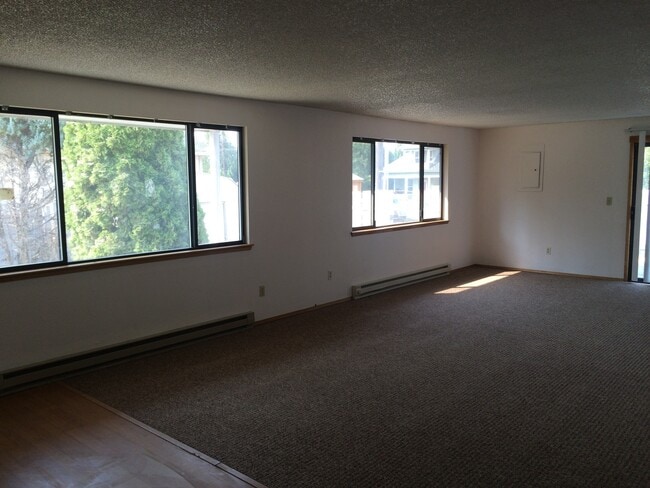 Building Photo - 4 Bedroom Home Under Radio Hill