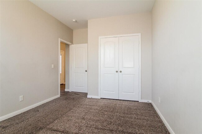 Building Photo - 320 E Georgia Terrace