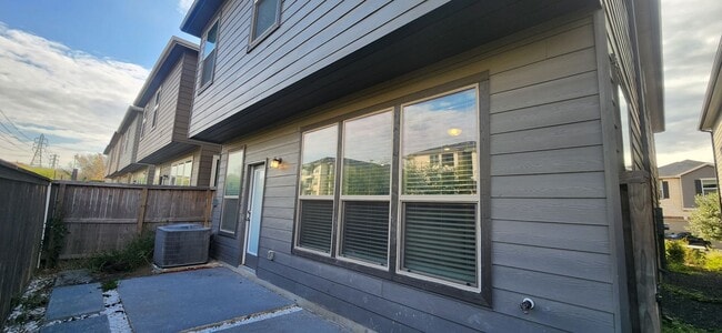 Building Photo - 5-Bedroom 3-Bathroom Home Walking distance to USAA and just mins from Medical Center and UTSA