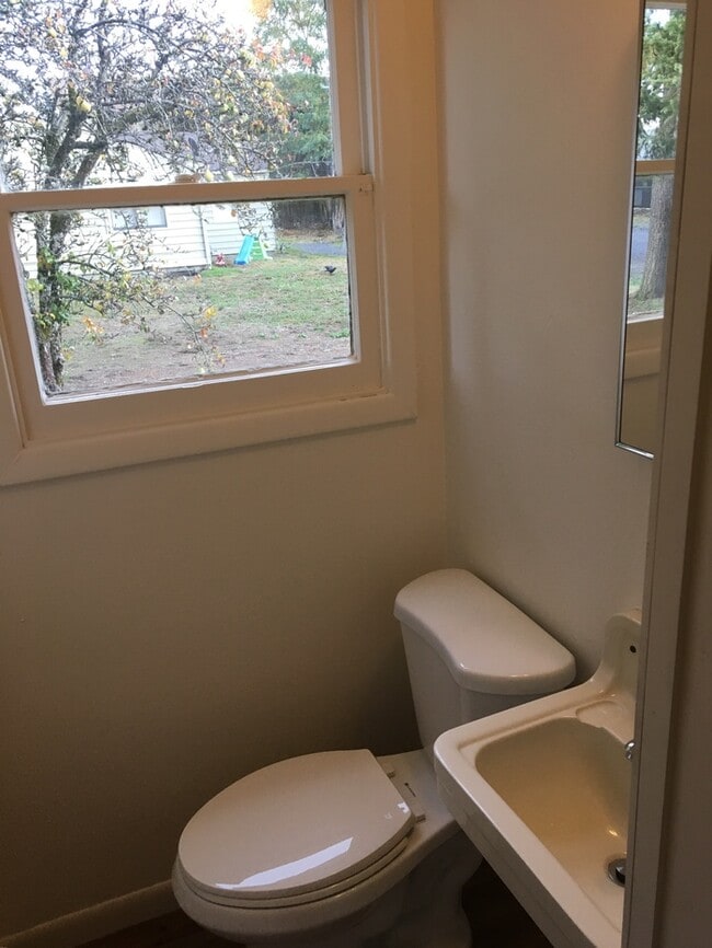 Building Photo - Tacoma/ Parkland duplex 2bdr 1 bath