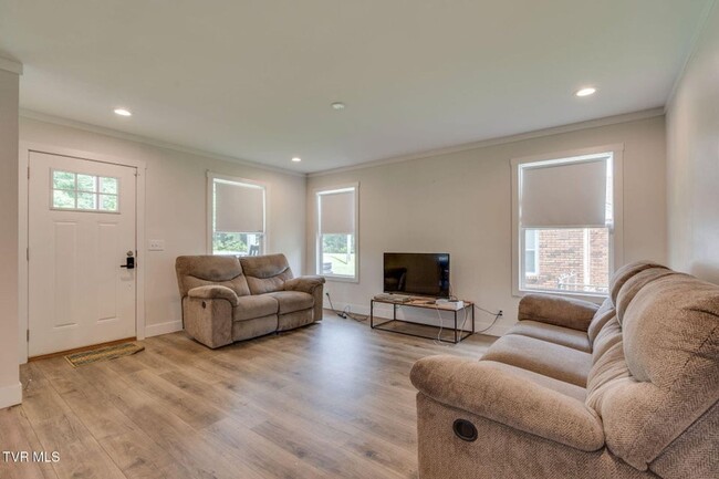 Building Photo - Very nice home located less than 5 minutes...
