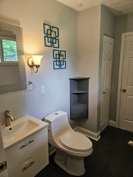 Building Photo - 939 Cambridge Dr