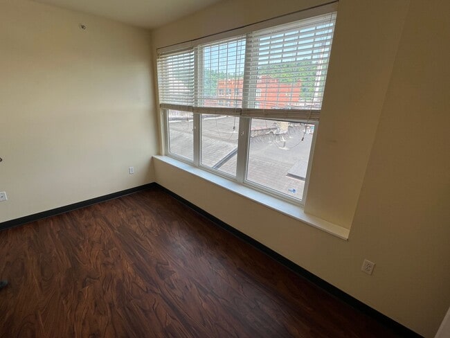 Building Photo - 401 Schoonmaker Ave