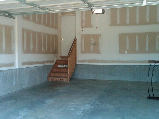 Building Photo - 2060 Rose Bay Rd