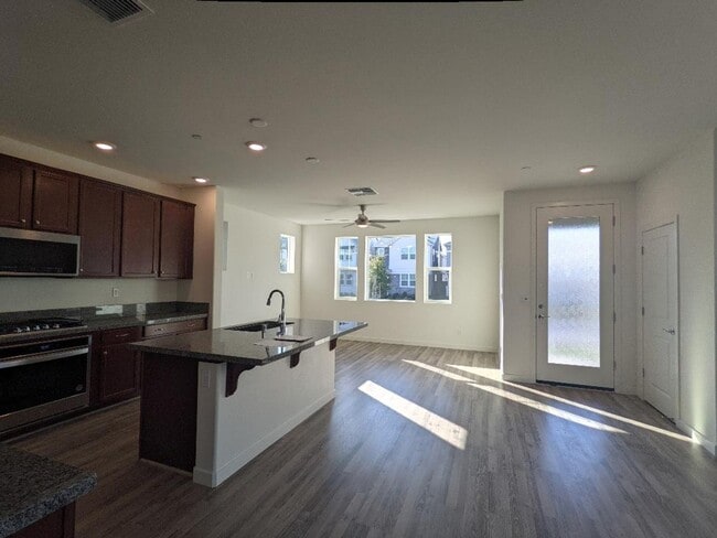 Building Photo - Beautiful/Spacious 3/2.5 (SOLAR) Natomas!  Please reference ad for viewings!