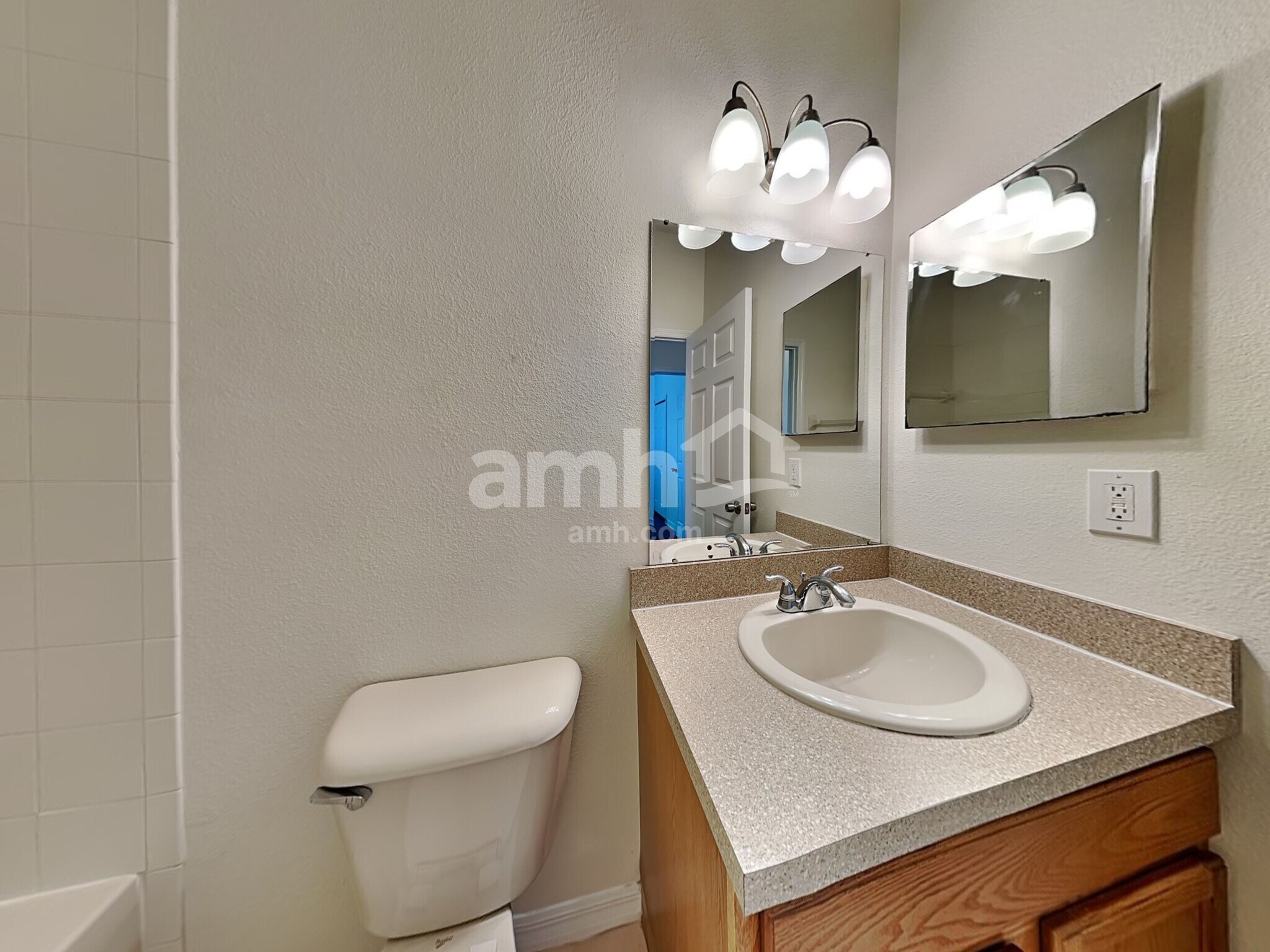 Building Photo - 11160 Creek Haven Dr