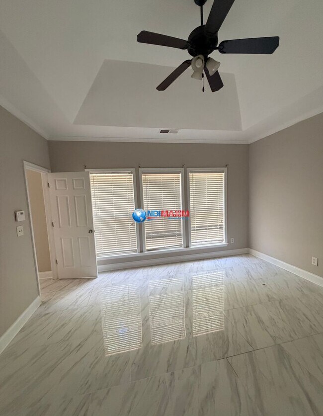 Building Photo - Spacious 4-bedroom house with fenced, FENCED backyard, Master on Main. Plus BONUS Room