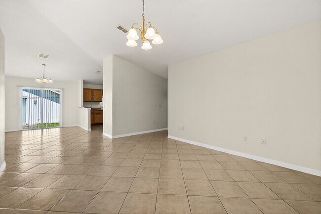 Building Photo - Spacious 3 Bedroom 2 Bath Duplex in Pine G...