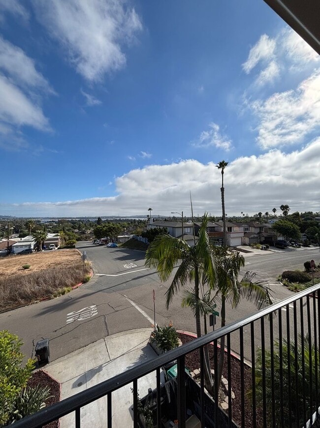 Building Photo - 2 Bed 1 Bath Apartment for Rent in Pacific...