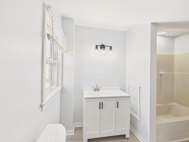 Building Photo - 2 Bedroom Single Family on Penn with Bonus Room