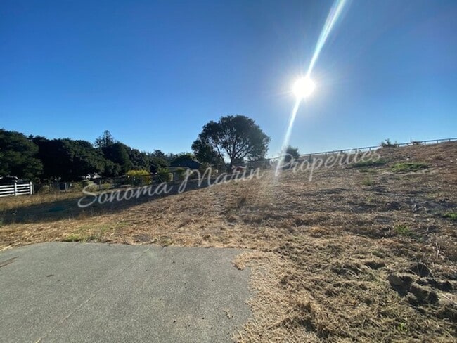 Building Photo - ~ Country Home ~ 2 Bedrooms & 2 Full Bathrooms with Attached Garage ~ Gated Community