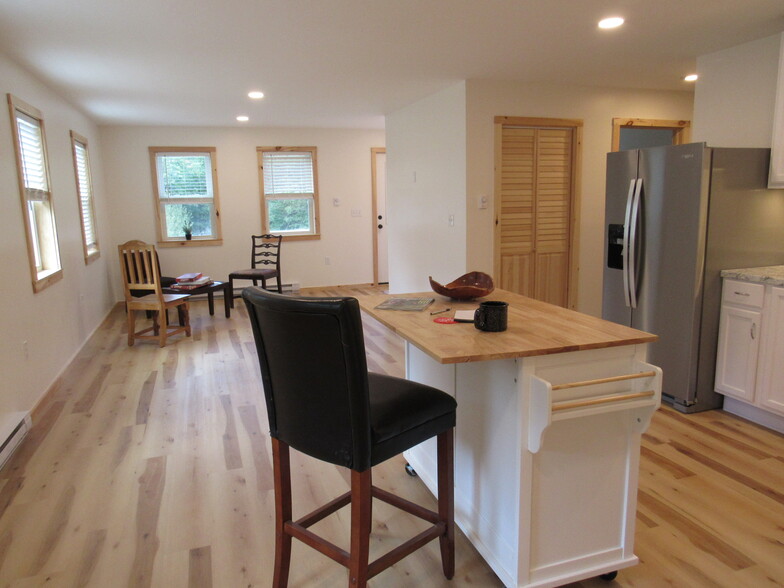 Open concept great room to entertain your friends in style - 57 River Rd