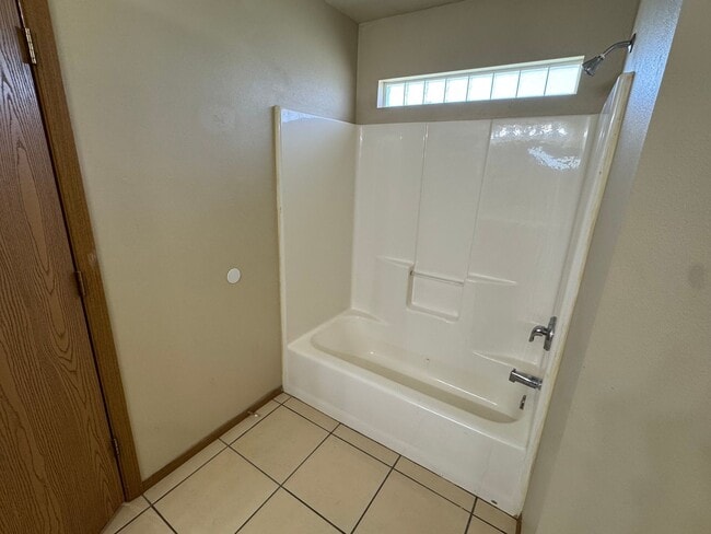 Building Photo - 2 bedroom 2 bathroom duplex with yard care...