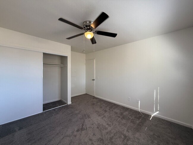 Building Photo - Palmdale 1 bedroom - Upstairs unit