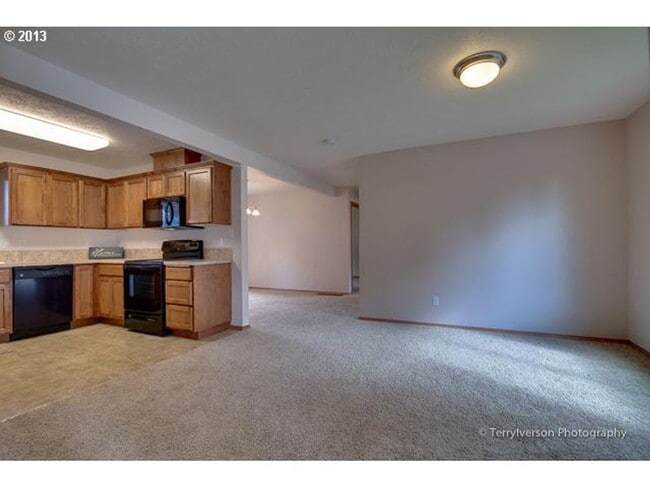 Building Photo - Great location with Huge yard