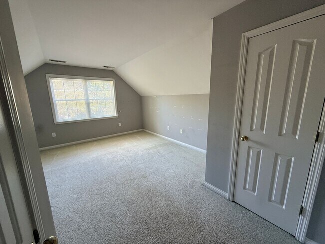 Building Photo - Spacious 4 Bed 2.5 Bath In Lexington!