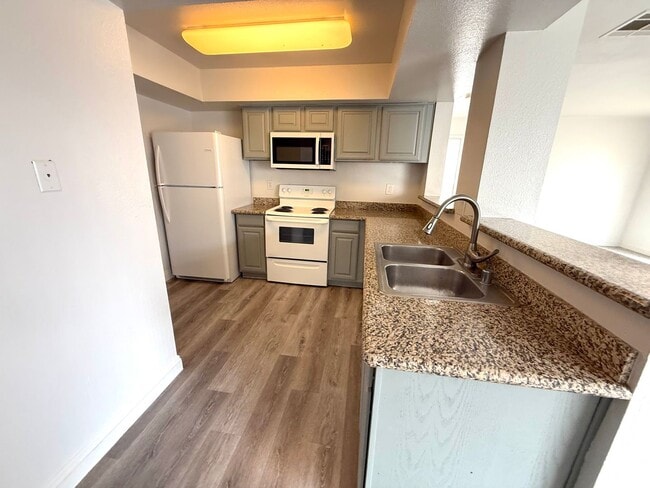 Building Photo - SPACIOUS 3BED/2BATH CONDO ON THE FIRST FLOOR!